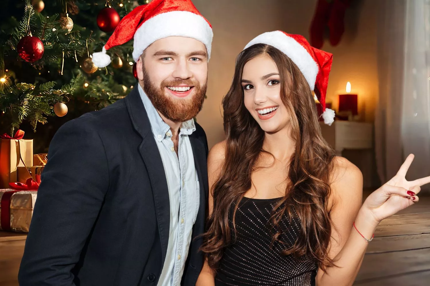 Una chica con su cuñado en Navidad después de regalarle un presente de Lidl / Montaje Consumidor Global