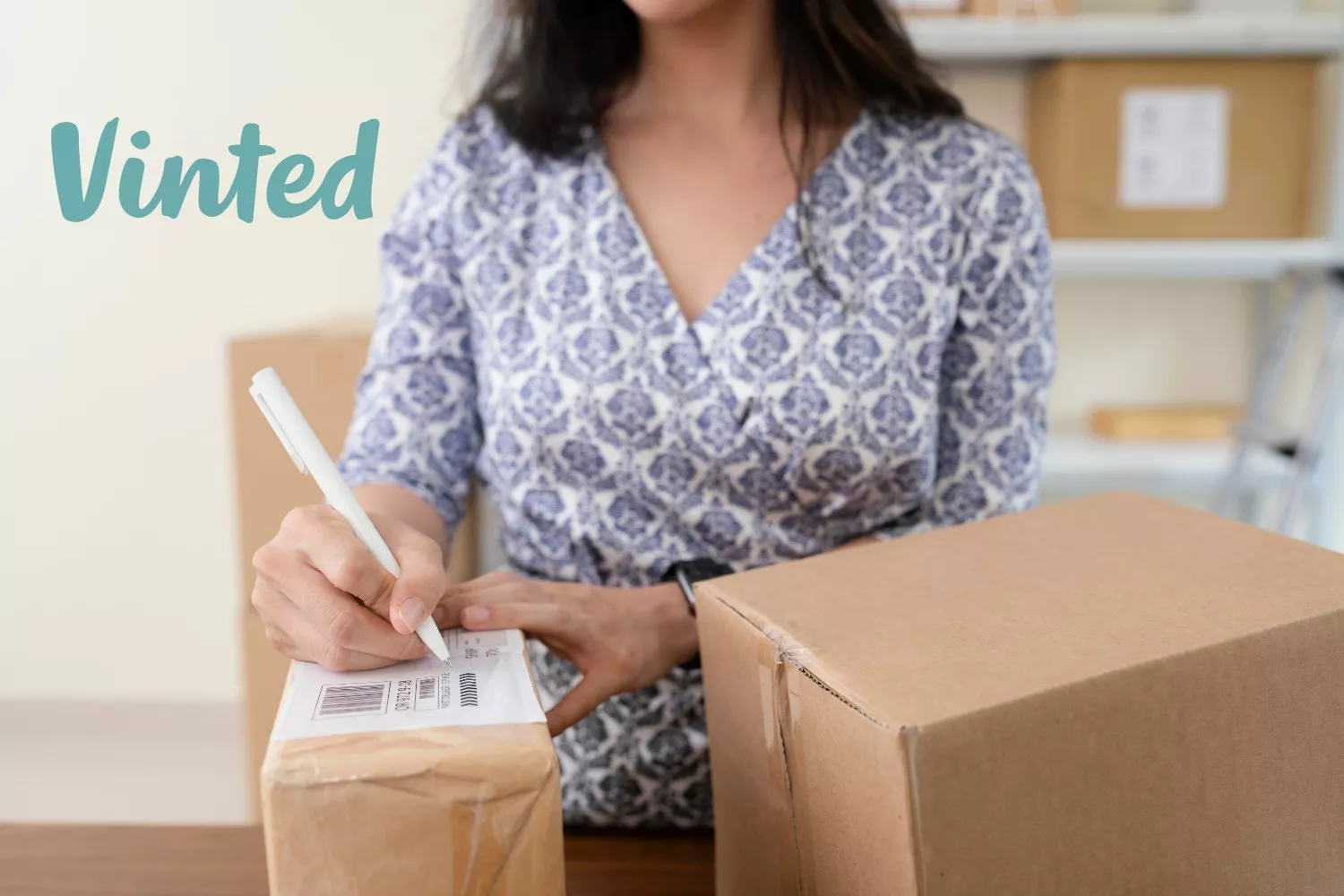 Una usuaria de Vinted prepara el envío de dos paquetes / FOTOMONTAJE CG