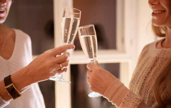 Dos personas brindan / FREEPIK