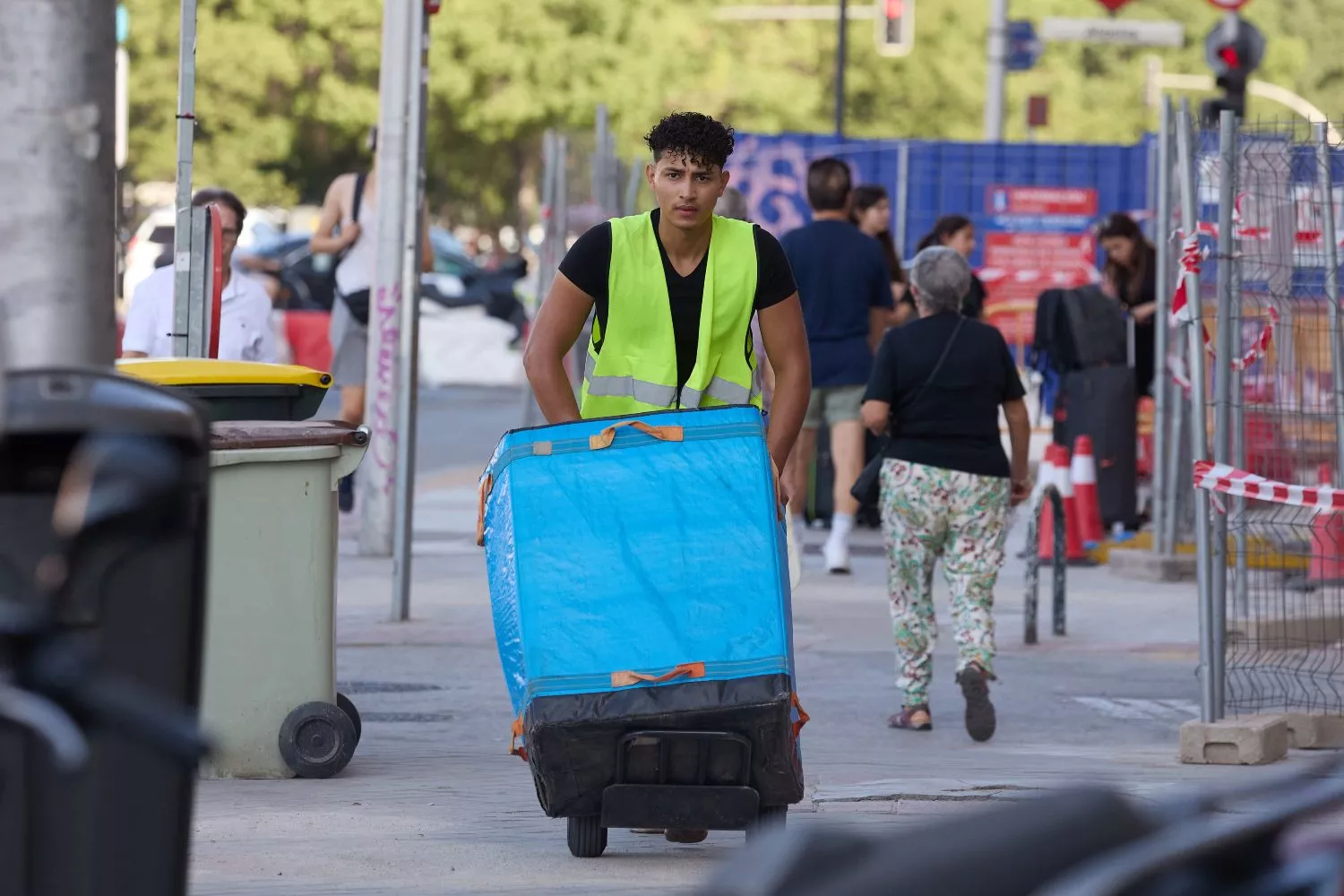 Un repartidor hace la entrega de paquetes / Jesús Hellín - EP