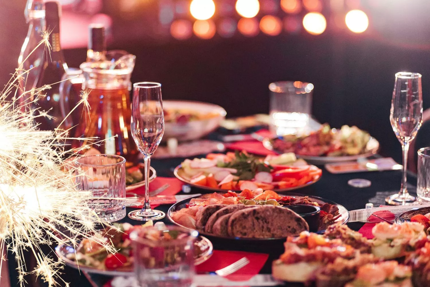 Una mesa con un menú muy económico para cenar en Nochevieja/ Montaje Consumidor Global