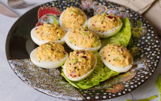 huevos rellenos de atún, puerros y cebolla morada/ CANVA