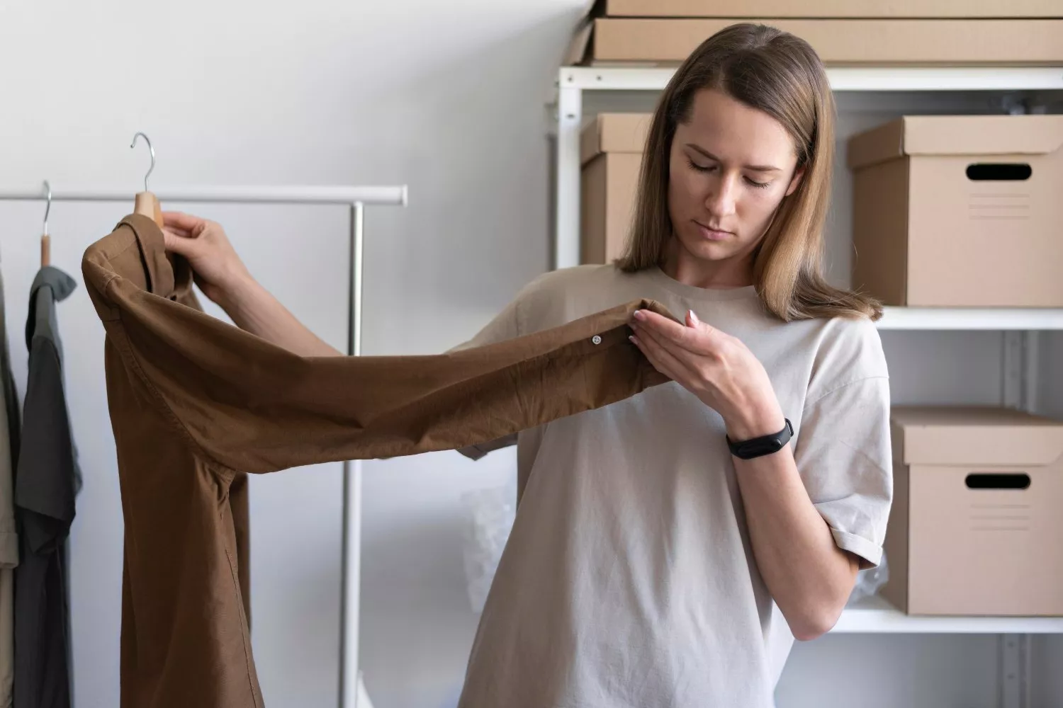 Una persona revisa una camisa tras conocer su información por el Pasaporte Digital / FREEPIK