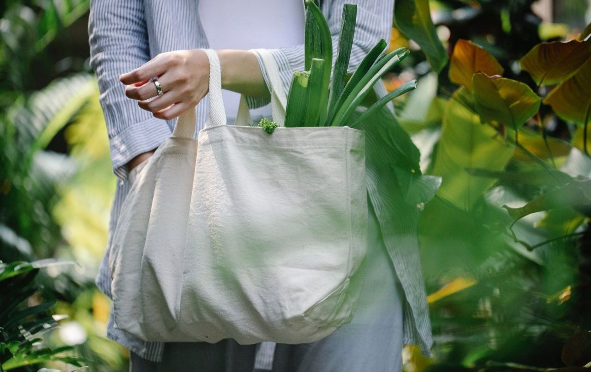 Un consumidor hace la compra con una bolsa de tela / PEXELS