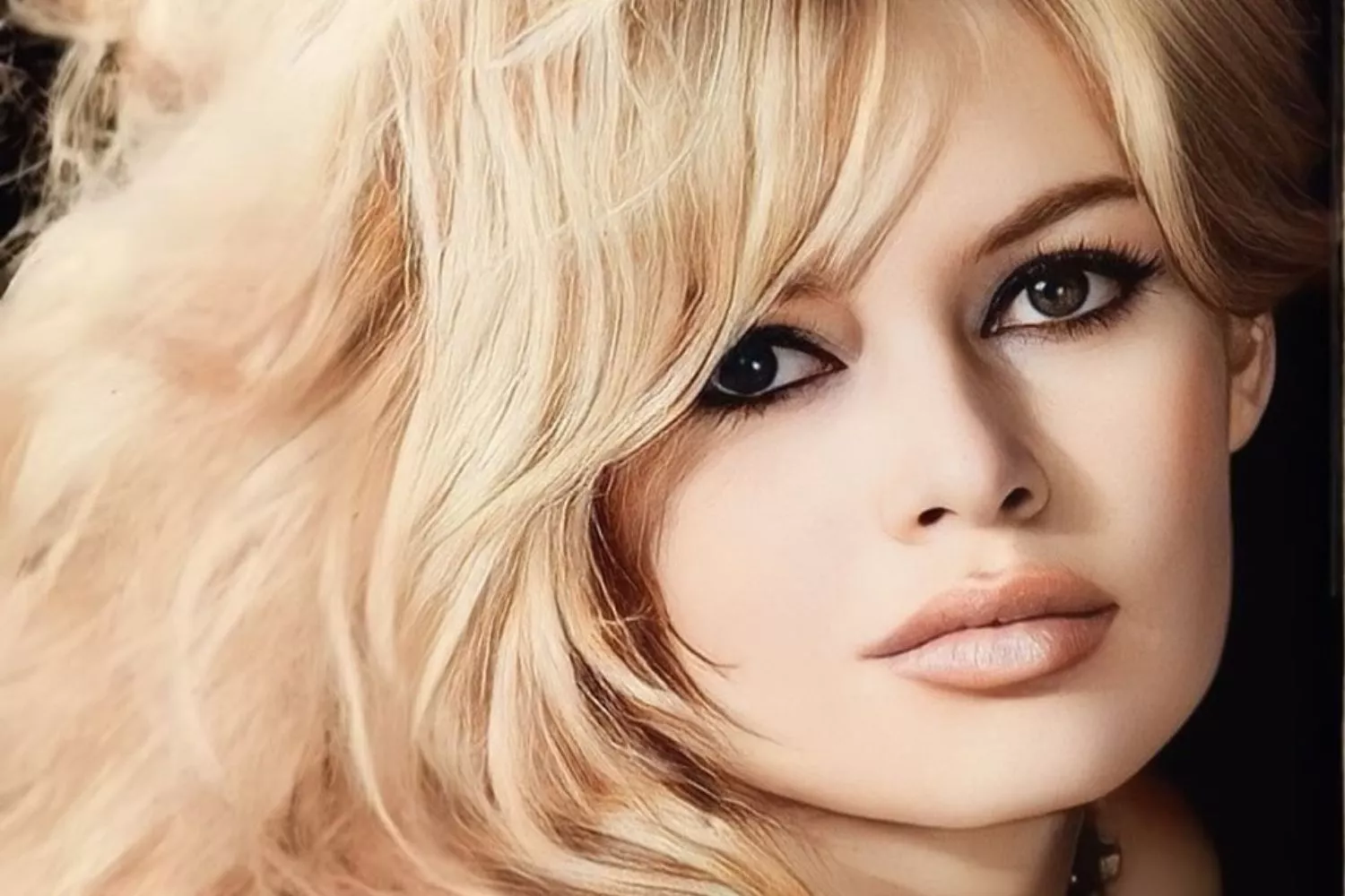 Brigitte Bardot con flequillo cortina, labios 'overlip' y su icónico 'eyeliner' / Instagram
