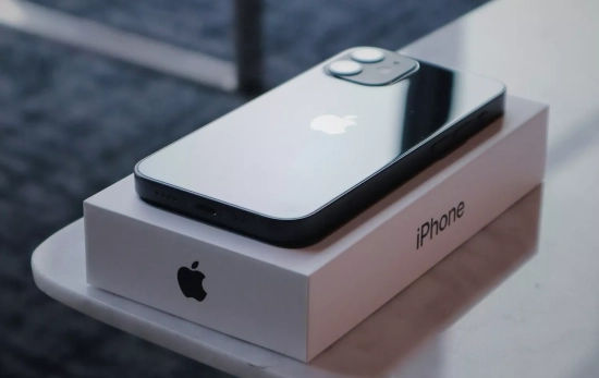 Un iPhone y su caja / UNSPLASH