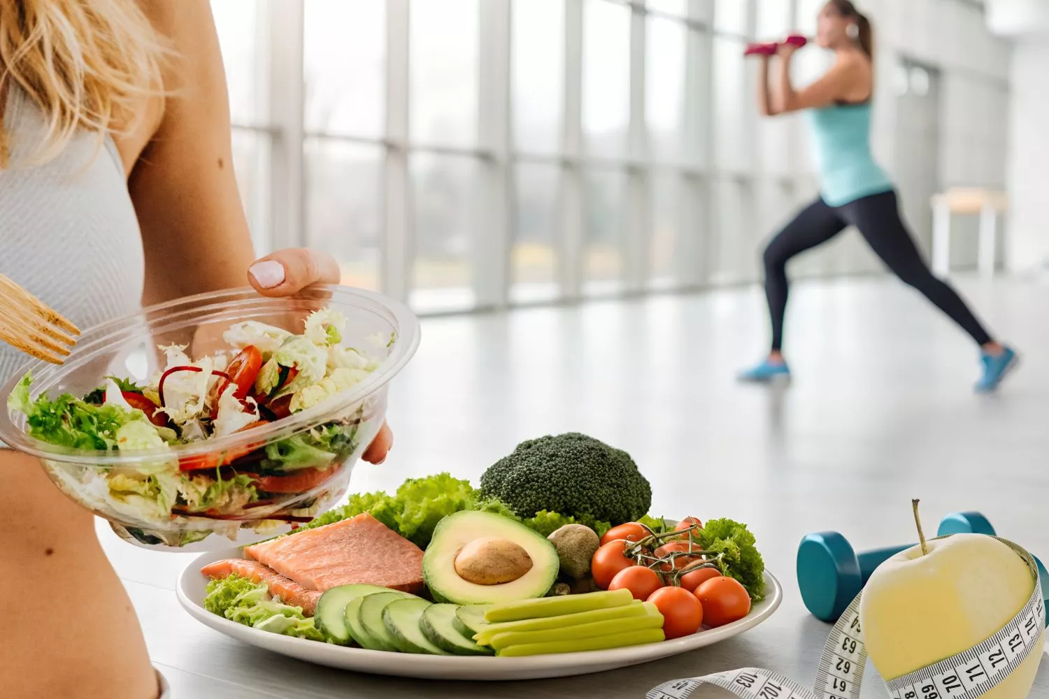 Unas personas que conocen la relación real entre hacer ejercicio y comer bien/ Montaje Consumidor Global