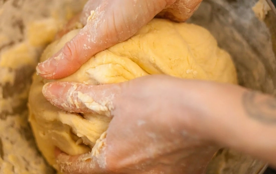 Una persona amasando el Roscón saludable/ CANVA Una persona amasando el Roscón saludable/ CANVA