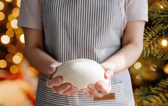 Una persona preparando la masa de un roscón fit/ Montaje Consumidor Global Una persona preparando la masa de un roscón fit/ Montaje Consumidor Global