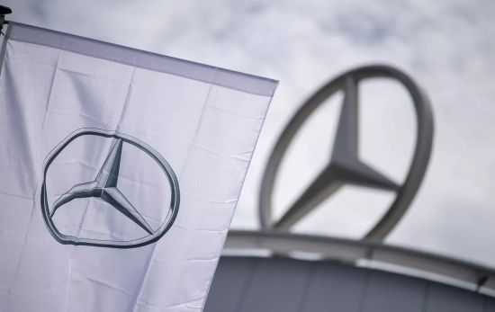 Bandera con el logo de Mercedes Benz / EP - Sebastian Gollnow / DPA