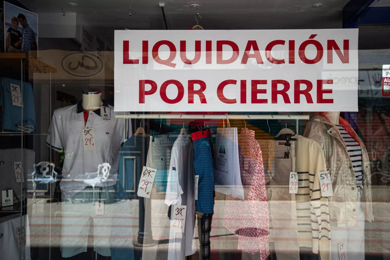 El escaparate de un comercio de ropa anuncia 'liquidación por cierre' / EP