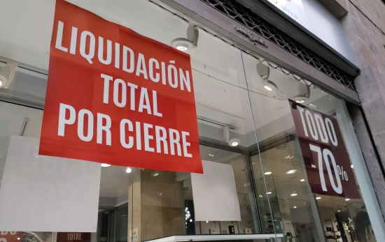 Un negocio liquida sus productos por cierre / EP Un negocio liquida sus productos por cierre / EP