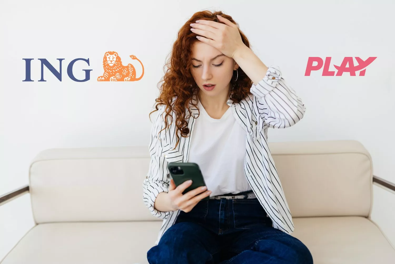 Una clienta de ING mira su móvil