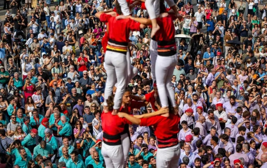 Centenares de personas durante la Jornada de 'Castellers' de la fiesta mayor de La Mercè, en la plaza Sant Jaume