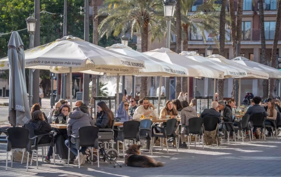 Un grupo de personas en una terraza de Valencia