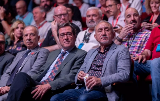 El presidente de la CEOE, Antonio Garamendi (2i), y el secretario general de UGT, Pepe Álvarez