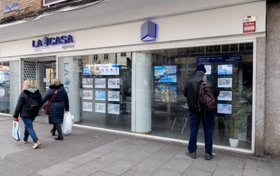 Anuncios en una inmobiliaria / EDUARDO PARRA - EUROPA PRESS