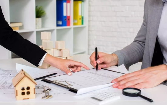 Una persona firma una hipoteca / FREEPIK