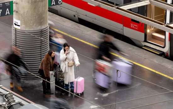 Varias personas con maletas / EUROPA PRESS - EDUARDO PARRA