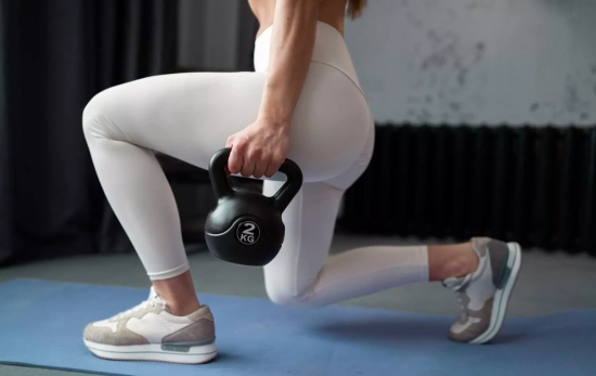 Una persona con pesas rusas / FREEPIK