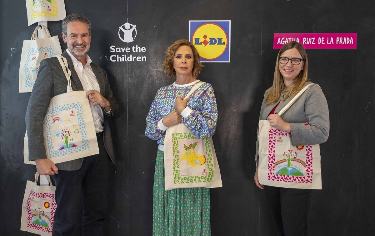 Agatha Ruiz de la Prada y representantes de la campaña de bolsas solidarias de Lidl y Save The Children / LIDL
