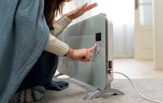 Una persona con un calentador / FREEPIK