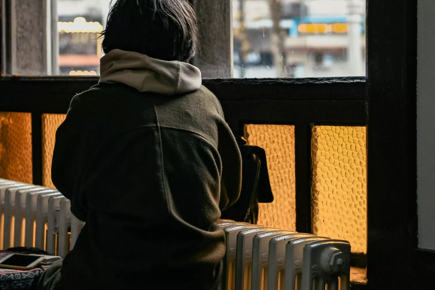 Una persona que sufre pobreza energética junto a un radiador / PEXELS