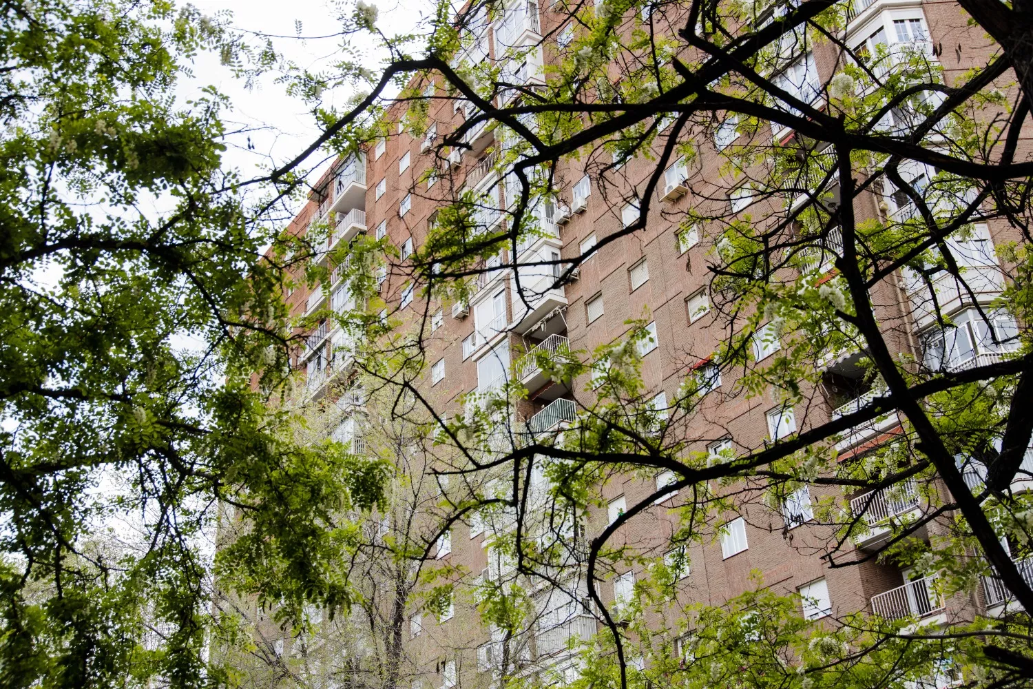 Un edificio en un distrito de Madrid   Carlos Luján   EP