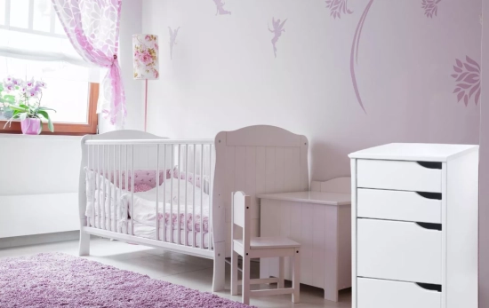 La mesilla de Aldi perfecta como mueble auxiliar en un cuarto infantil/ Montaje Consumidor Global La mesilla de Aldi perfecta como mueble auxiliar en un cuarto infantil/ Montaje Consumidor Global