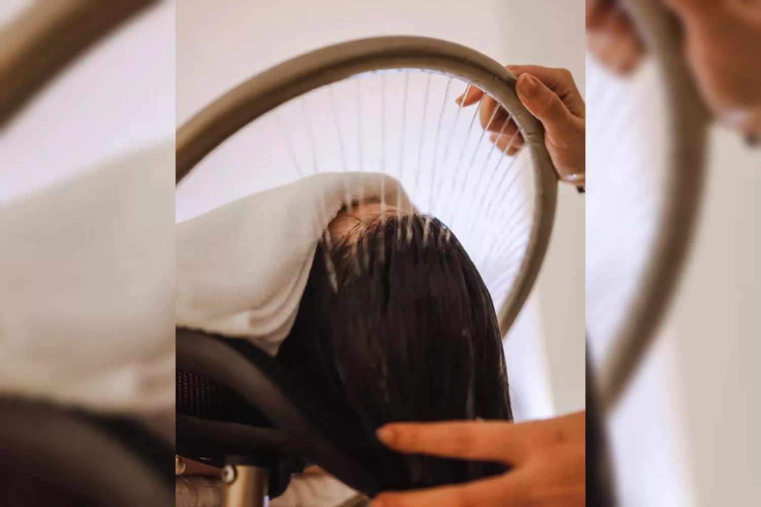 Una persona se somete a un ritual japonés capilar / JAPANESE HEAD SPA
