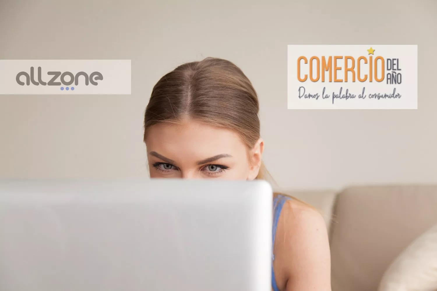 Una consumidora hace una compra online / FOTOMONTAJE CG