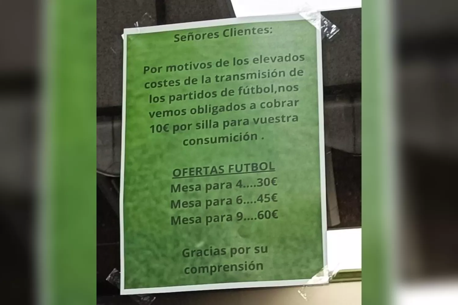 El polémico cartel del bar que cobra por ver el fútbol   X