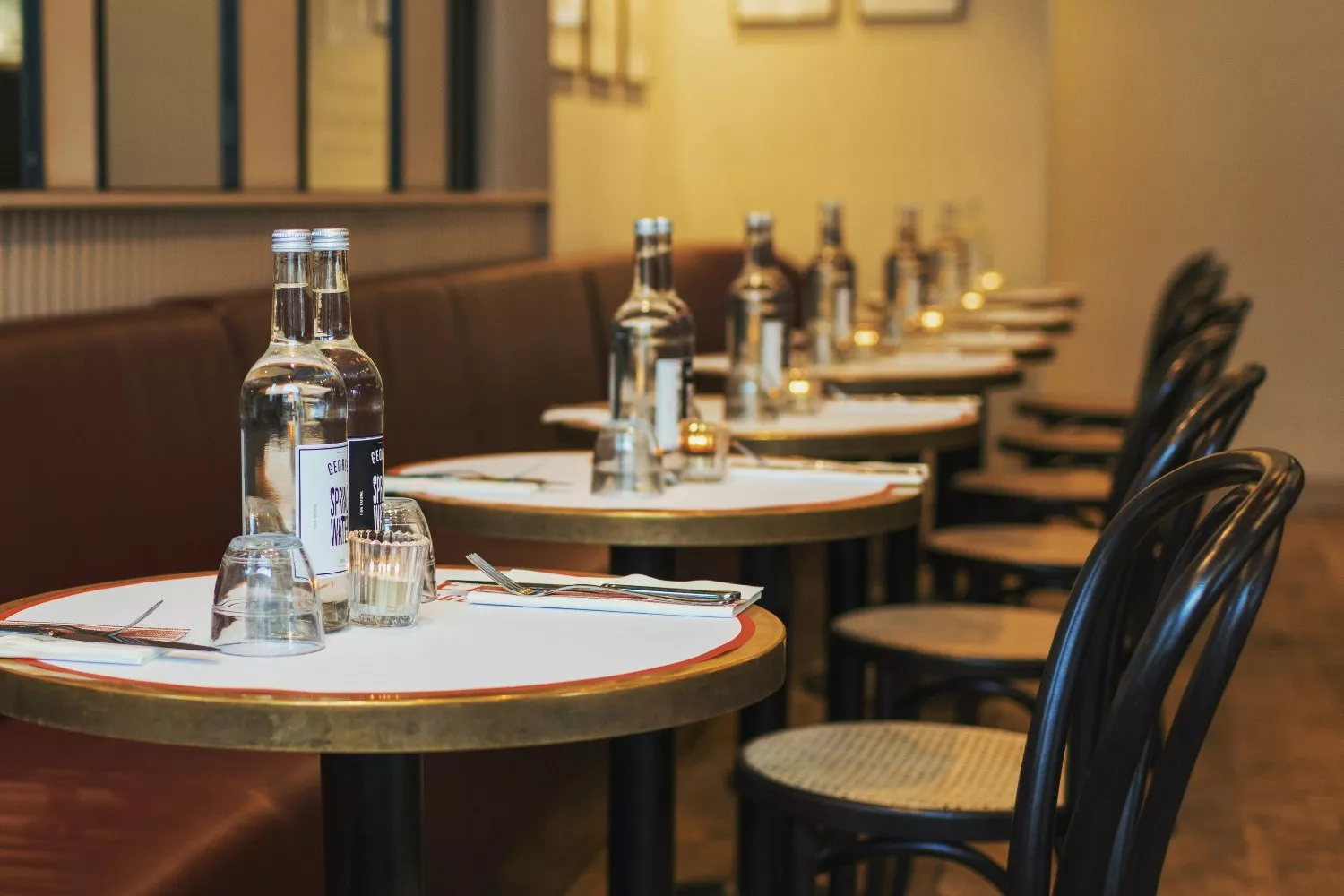 Distintas botellas de agua en un restaurante