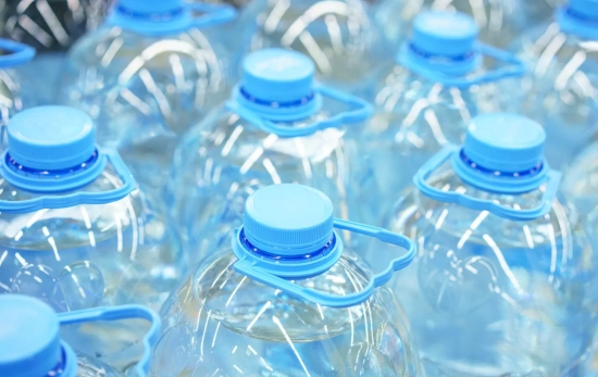 Garrafas de agua / FREEPIK