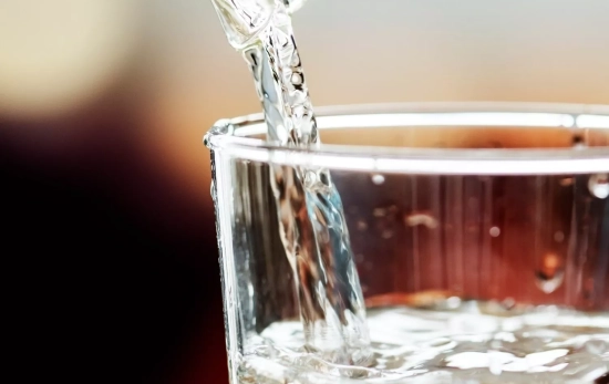 Agua vertida en un vaso / FREEPIK - rawpixel.com