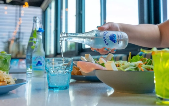 Una persona sirve agua / UNSPLASH