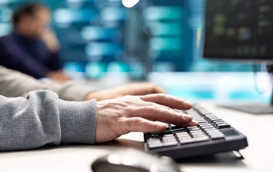 Manos sobre un teclado / FREEPIK - DC Studio Manos sobre un teclado / FREEPIK - DC Studio