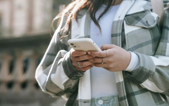 Una persona mira su móvil / FREEPIK Una persona mira su móvil / FREEPIK