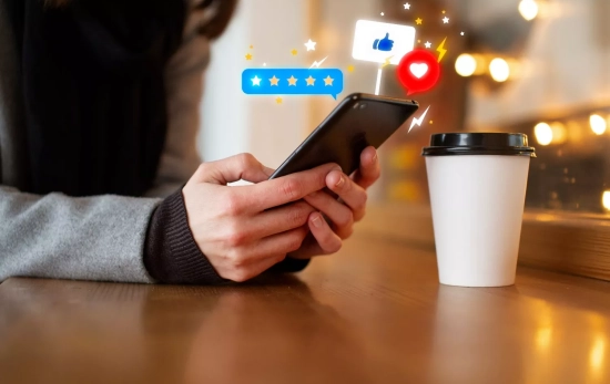 Una persona publica una reseña / FREEPIK