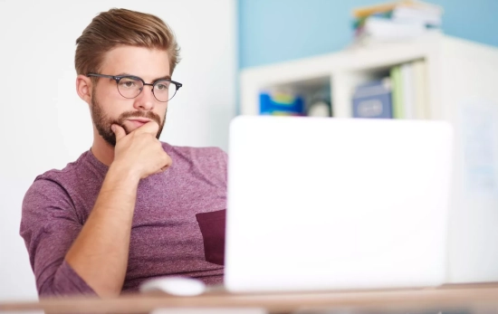 Una persona prepara una reseña / FREEPIK - gpointstudio