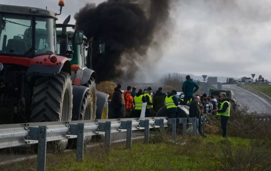 Agricultores y ganaderos cortan la A 52 con tractores y rollos de paja / EUROPA PRESS - ROSA VEIGA