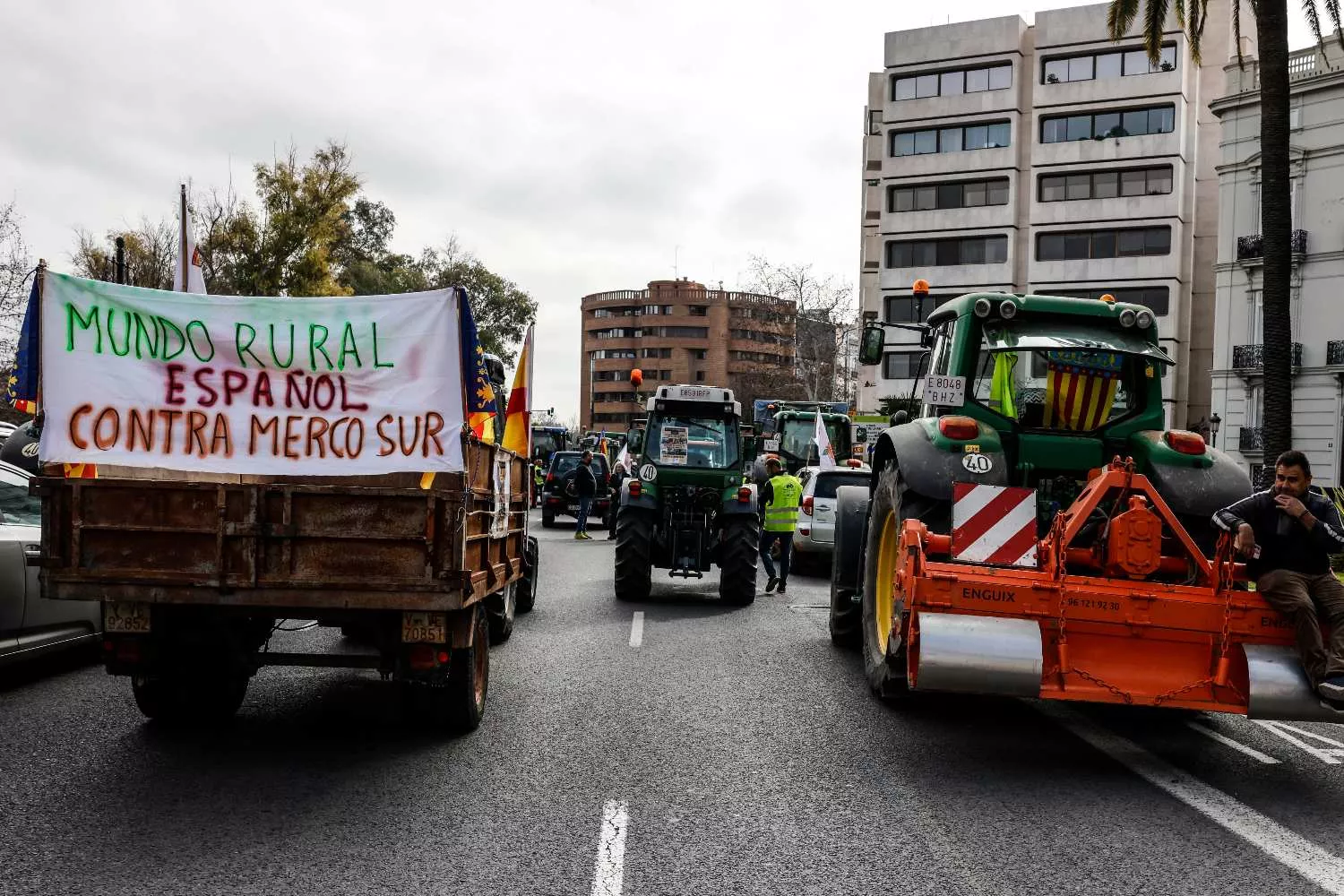 Agricultores circulan con sus tractores en protesta contra Mercosur / EUROPA PRESS - ROBER SOLSONA