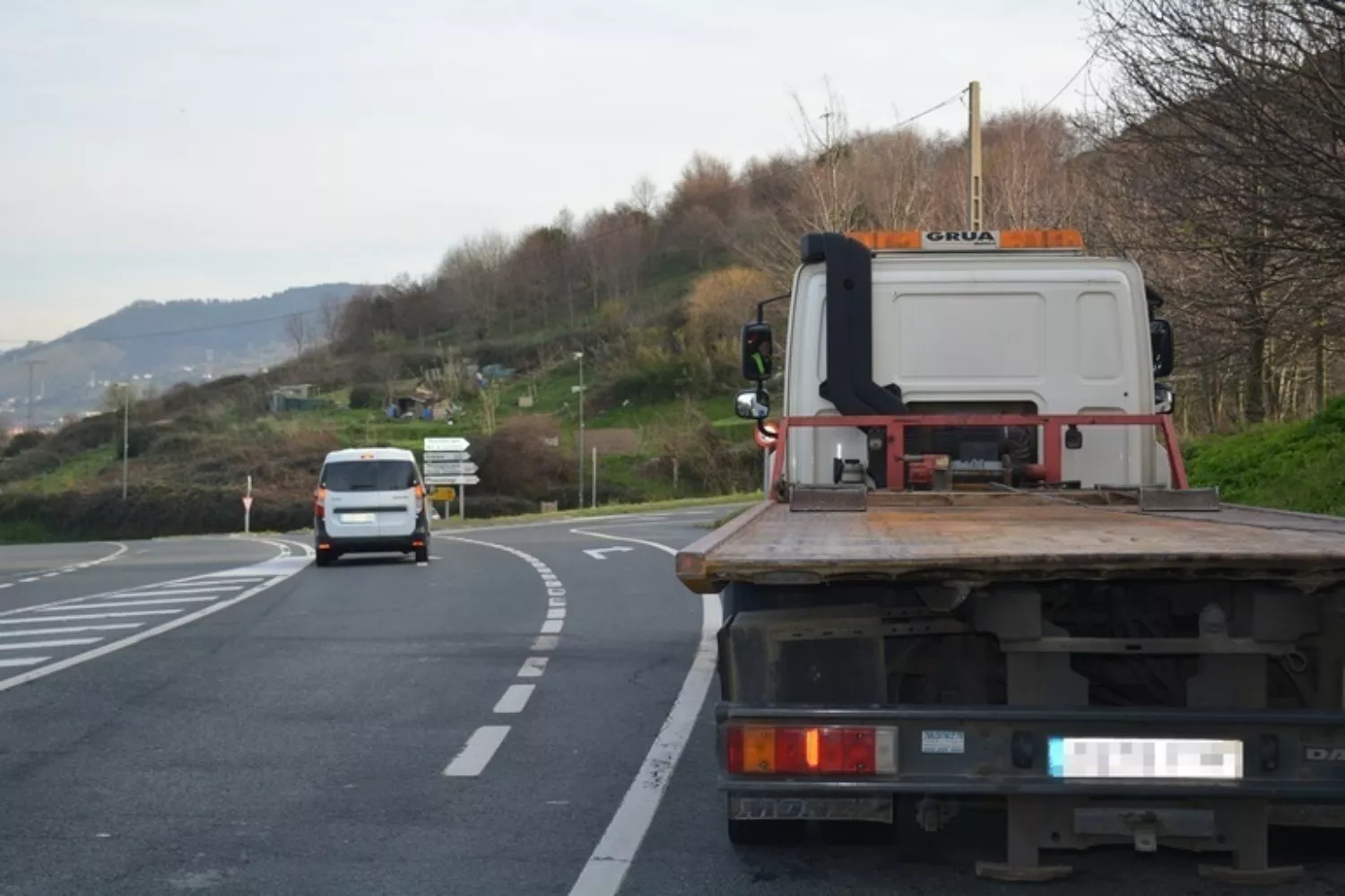 Una grúa circula en una autopista / EP