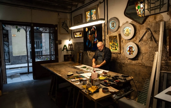 Jorge Aragonés trabaja en su taller, Vitralls / SIMÓN SÁNCHEZ