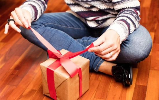 Una persona con un regalo de Navidad / FREEPIK - kues1