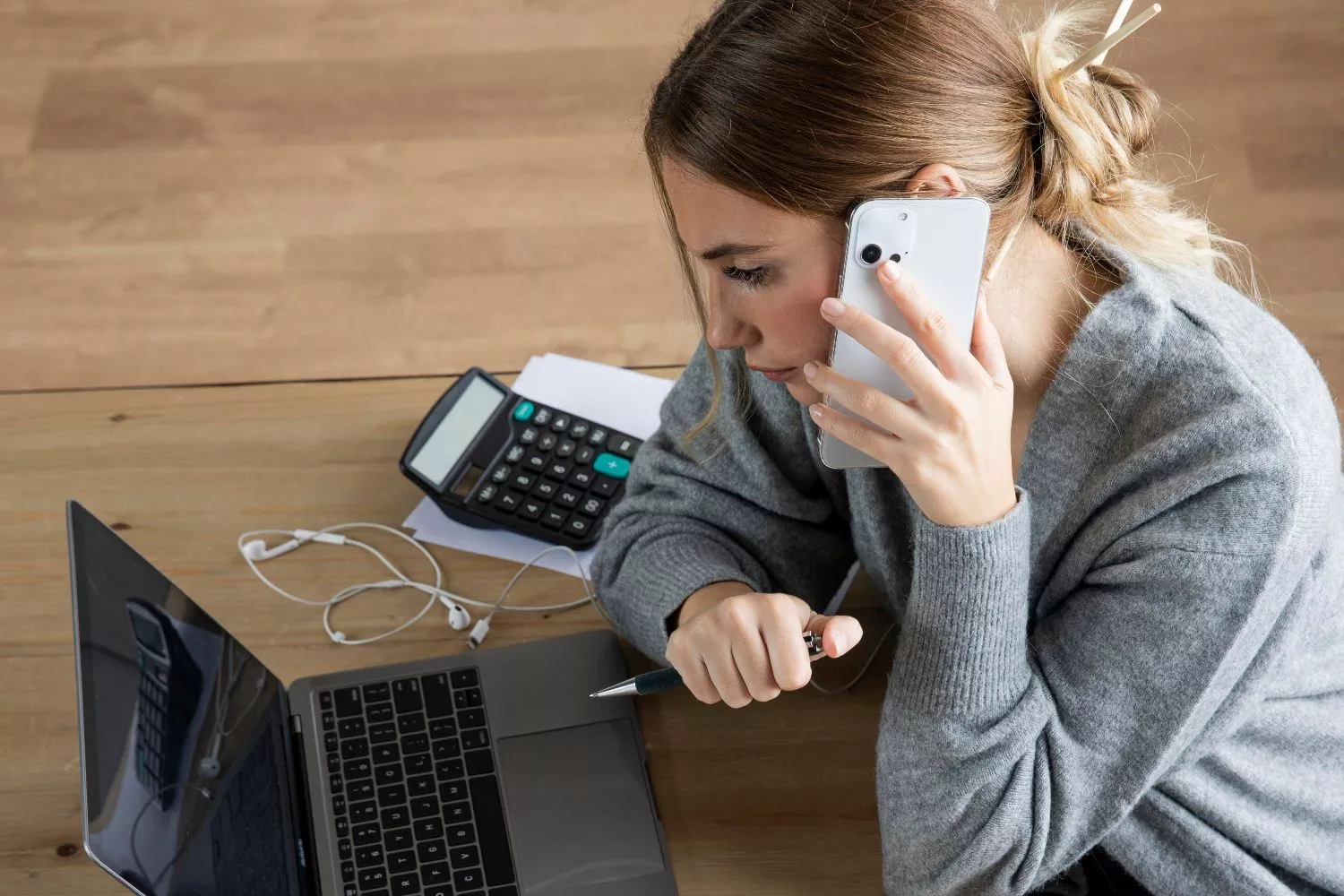 Una joven calcula sus gastos para llegar a fin de mes / FREEPIK