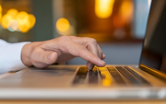 Una persona con su ordenador / FREEPIK