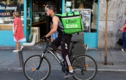 Uber Eats, denunciada por poner en riesgo a sus repartidores durante el temporal en Barcelona