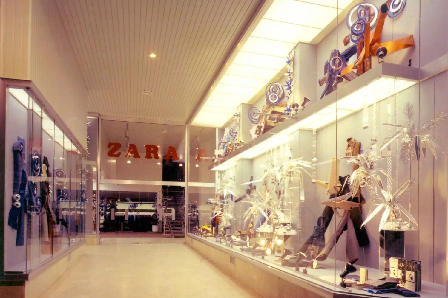 Zara baja la persiana de su primera tienda inaugurada en 1975 / EP