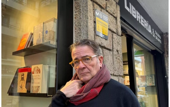 José Parra frente a su librería El Halcón Maltés / CEDIDA